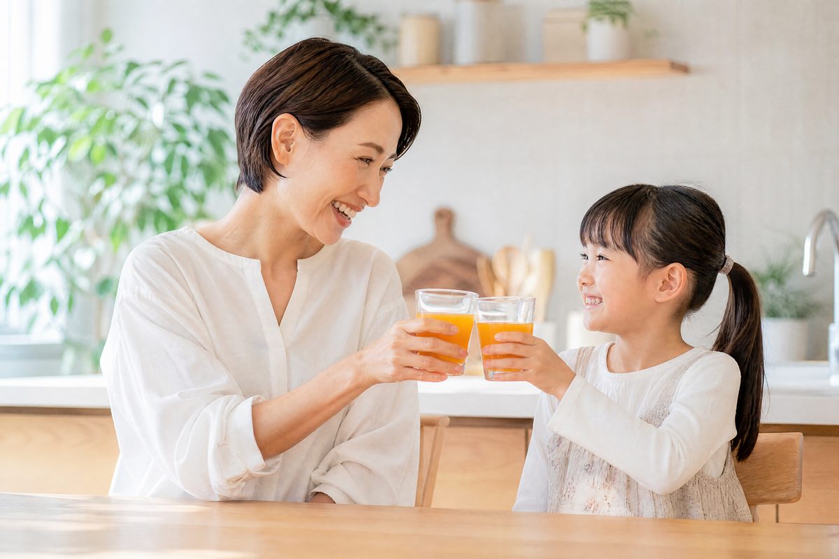 キッチンで乾杯する母と娘